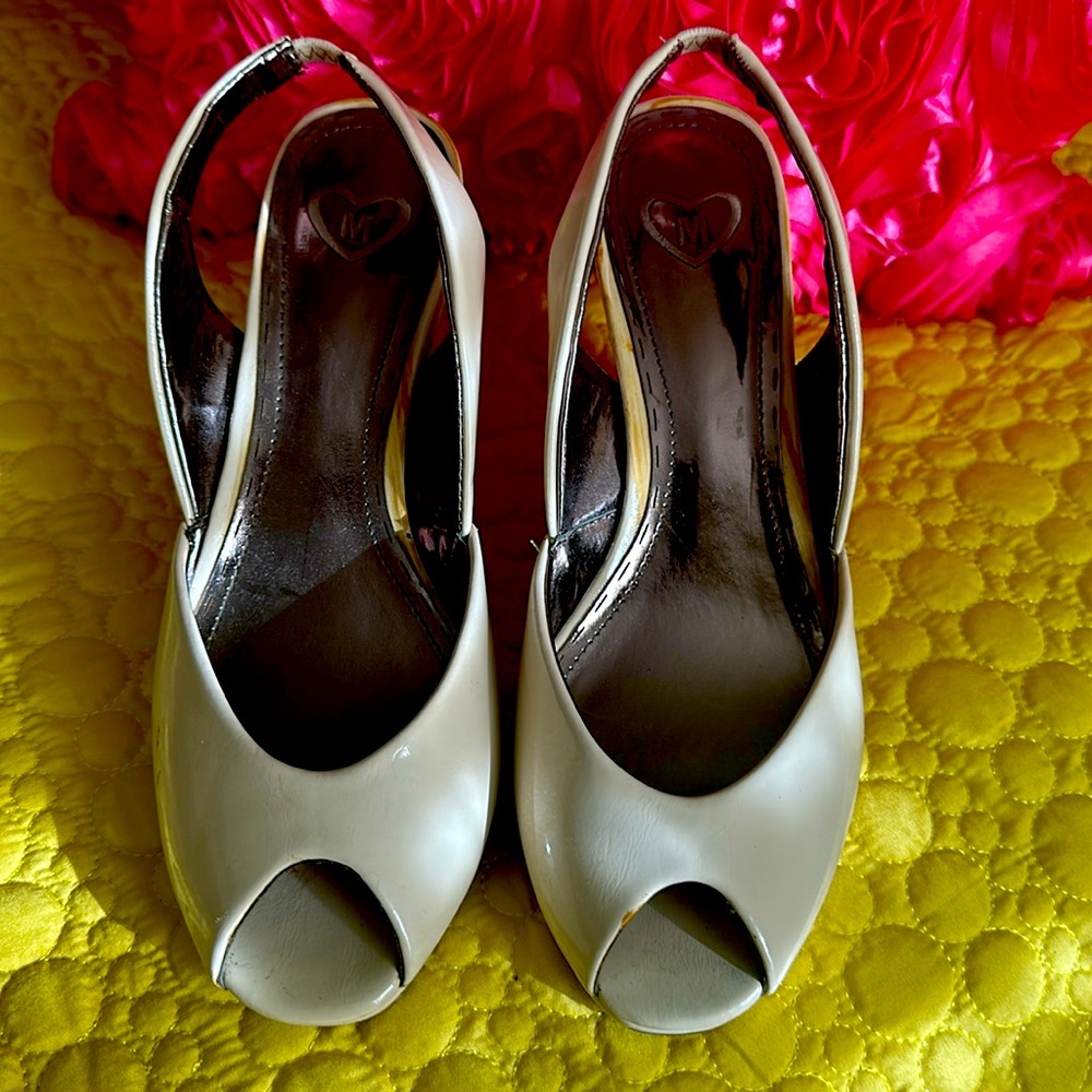 Peep toe wedges in cream